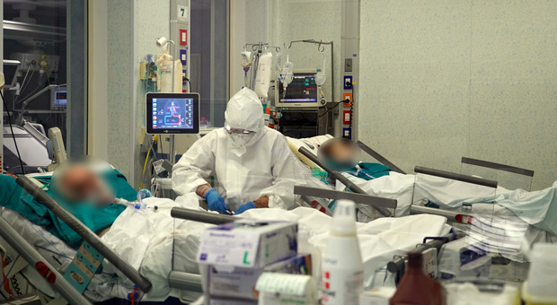 Ospedale, l'affondo dei medici: «Nei reparti di alta specialità personale ridotto all'osso»