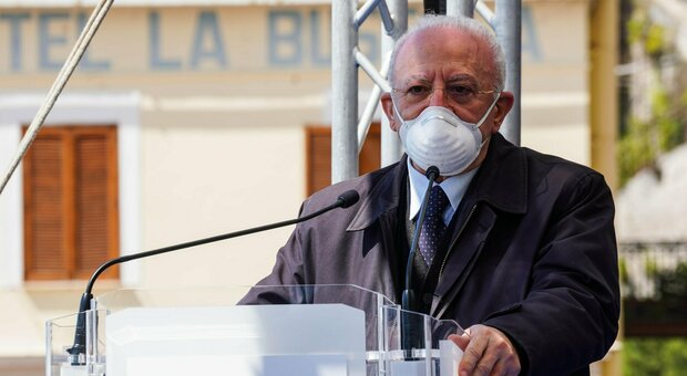 Campania zona gialla, il monito di De Luca: «Vedo gente senza mascherina, così torniamo in zona rossa»