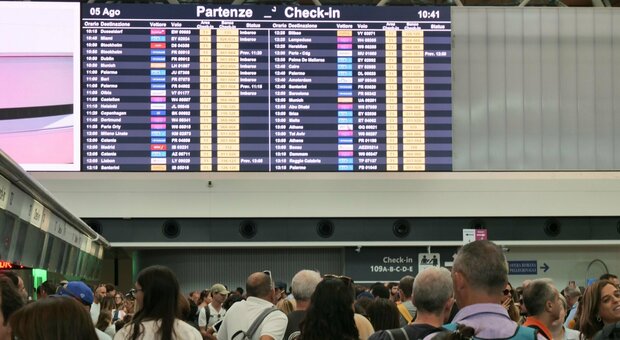 Decreto biglietti aerei, stretta sui voli verso le isole ma le compagnie protestano: violate norme Ue