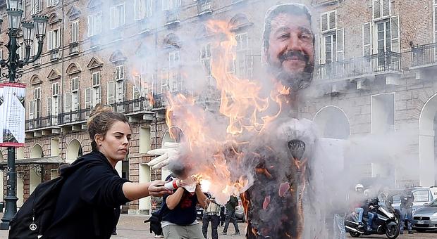 Studenti in piazza in tutta Italia: bruciati i manichini di Di Maio e Salvini. E lui ribatte: «Che schifo»