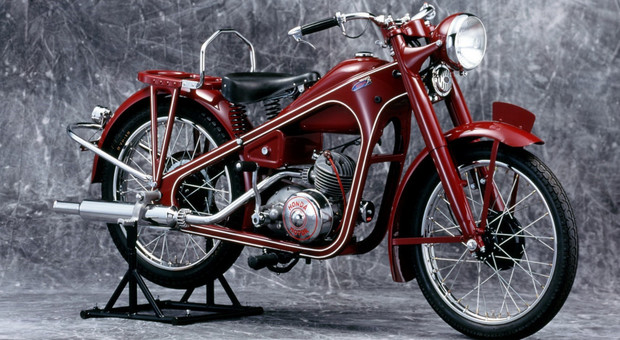 Honda celebra 400 milioni di motoveicoli prodotti in 70 anni di storia „D-Type prodotta nel 1949“ Potrebbe interessarti: https://www.today.it/motori/auto-moto/honda-400-milioni-moto-prodotte.html Seguici su Facebook: https://www.facebook.com/page
