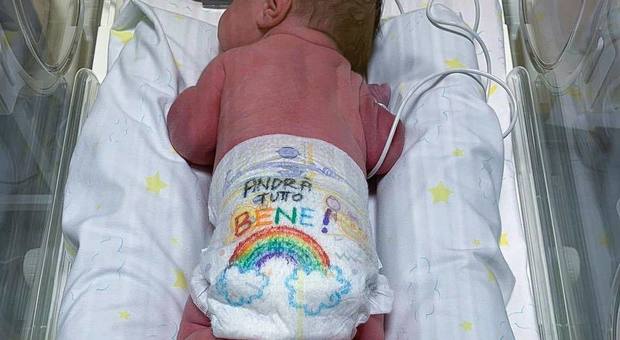 Coronavirus, il neonato col pannolino tricolore: «Andrà tutto bene». LA FOTO È VIRALE