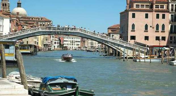 Venezia, sesso in pieno giorno sul ponte ​degli Scalzi. Immortalati due turisti