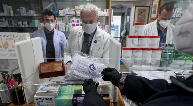 Coronavirus a Napoli, mascherine gratuite e assalto alle farmacie: tutto esaurito in 2 ore