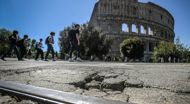 Buche a Roma, l’appalto va in tilt: manutenzione bloccata. Nessuno ripara le strade