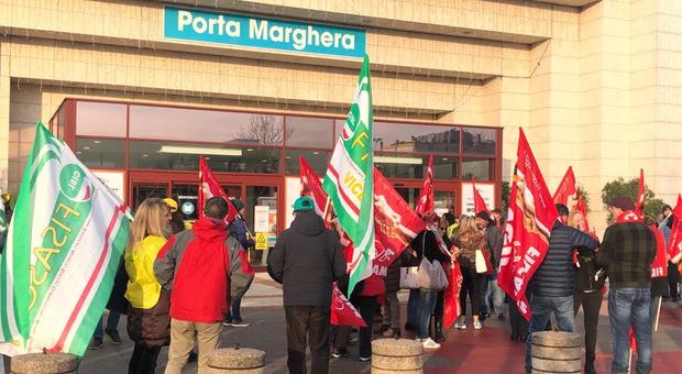 La protesta dei lavoratori dell'Auchan e di Simply oggi a Metsre