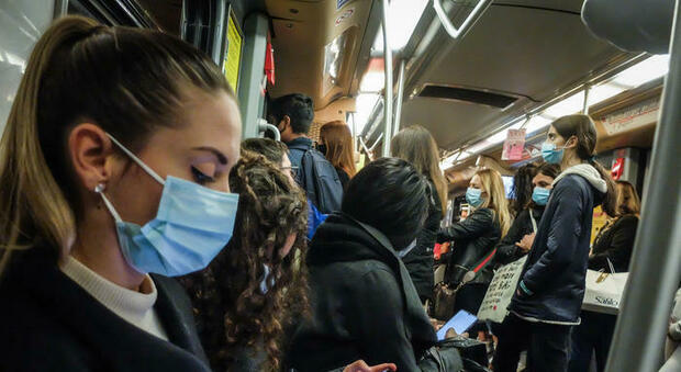 «Mettiti la mascherina sull'autobus», uomo ferisce due passeggeri che lo avevano rimproverato