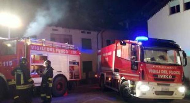 Intossicata dalle fiamme che hanno avvolto la casa, 85enne all'ospedale