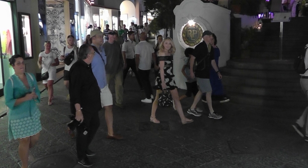 Tiffany Trump a Capri sale in Piazzetta con la funicolare, poi la passeggiata in centro