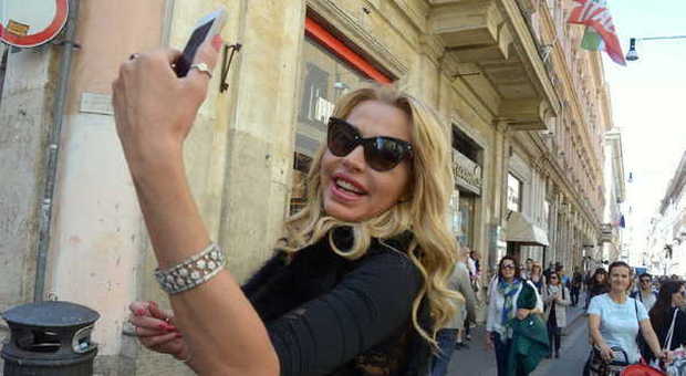 Valeria Marini si fa un selfie in via del Corso