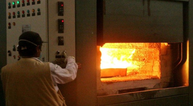 Napoli, apre il forno crematorio: «Scelto dal 70% dei cittadini»
