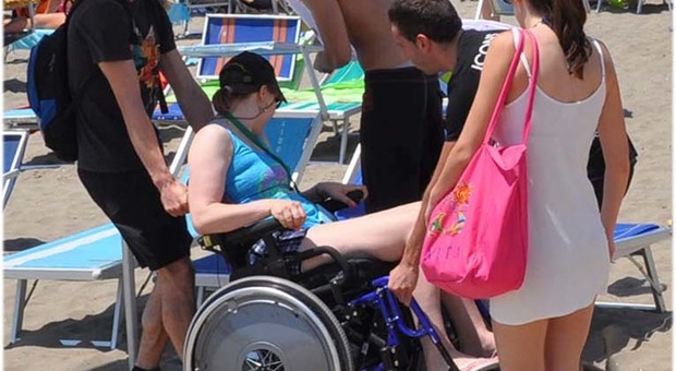 Fiumicino, spiagge “vietate” per i disabili: pochi accessi e niente percorsi tattili