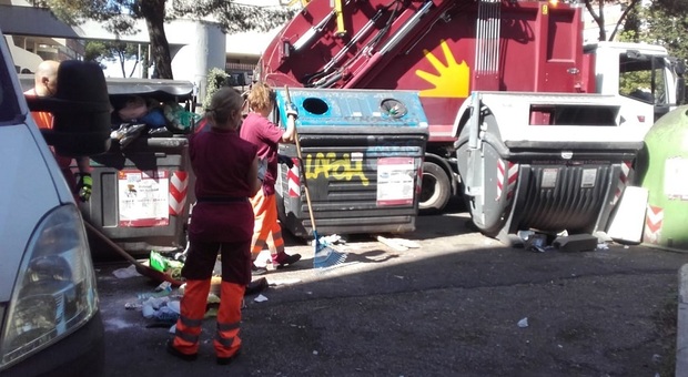 Roma, rifiuti, resta l’emergenza camion a Ponte Malnome ancora per altri due mesi