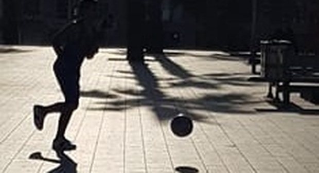 Grottammare, pallone vietato nelle piazze: un calcio può costare una multa fino a 500 euro