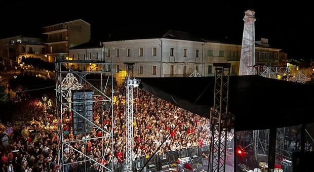 Boom di presenze per il concerto delle Vibrazioni a Teggiano