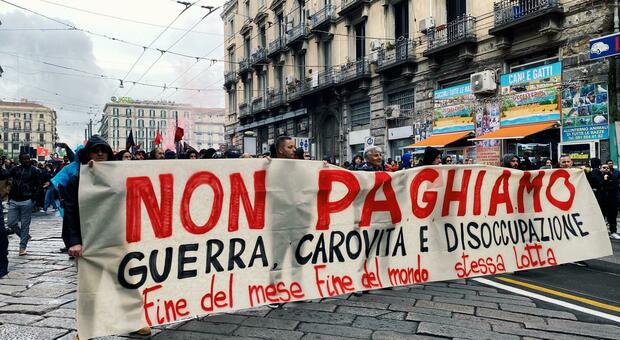 Carovita, in diecimila da tutta Italia a Napoli: «Non paghiamo la vostra guerra»