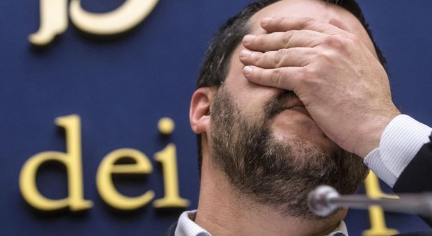 Salvini ritwitta: «Spariamo ai giudici», e scoppia la bufera. Lui: «Un errore»