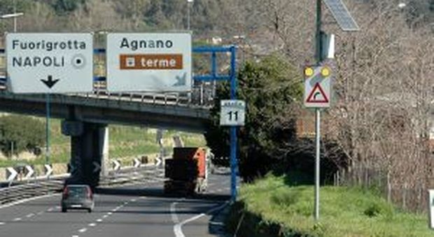 Incidente sulla tangenziale all'altezza di Monte Sant'Angelo: una donna ferita