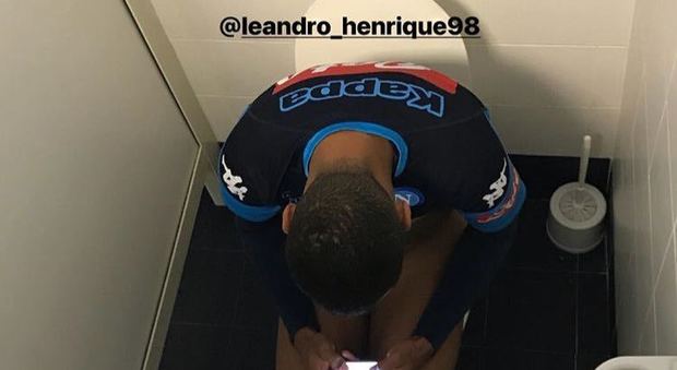 Jorginho-Leandrinho, sfottò social: «Mangiato male?» | Foto