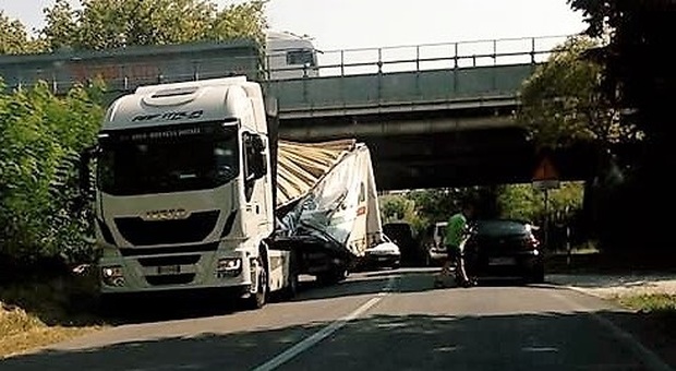 Senigallia, il camionista distratto resta col rimorchio incastrato sotto il ponte