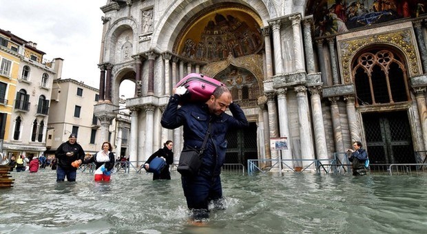 A Venezia acqua alta nella Basilica di San Marco: danni a pavimento e mosaico. «E' invecchiata di 20 anni»