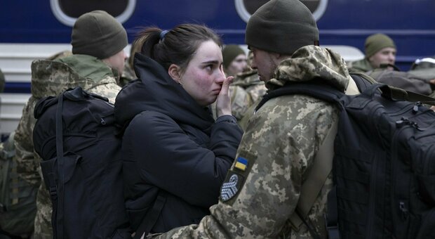 Ucraina, la denuncia di Natalya: «I soldati russi hanno ucciso mio marito, poi mi hanno violentato»