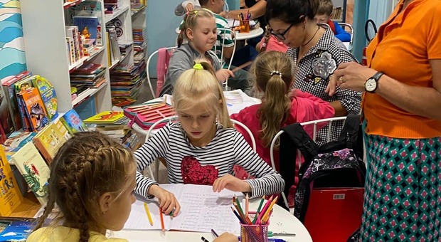 Napoli, nella libreria IoCiSto si insegna l'italiano ai bambini ucraini