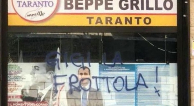 Protesta anti-Ilva, imbratatta a Taranto la sede del M5S. E Di Maio diventa "Gigi la frottola"