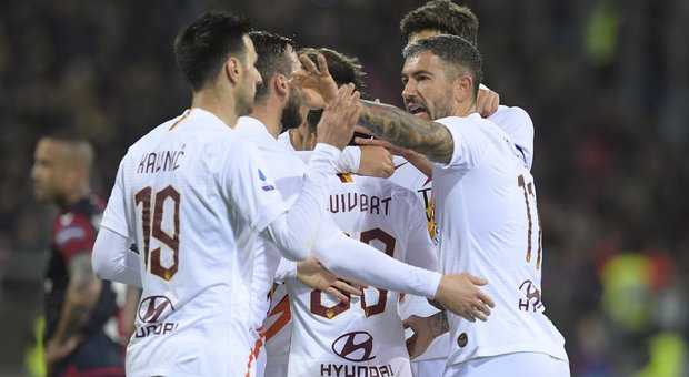 La Roma batte il Cagliari 4-3 e tiene il passo dell'Atalanta