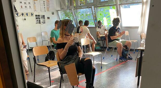 Scuola, a Roma per un mese in classe senza banchi: «Consegne in ritardo»