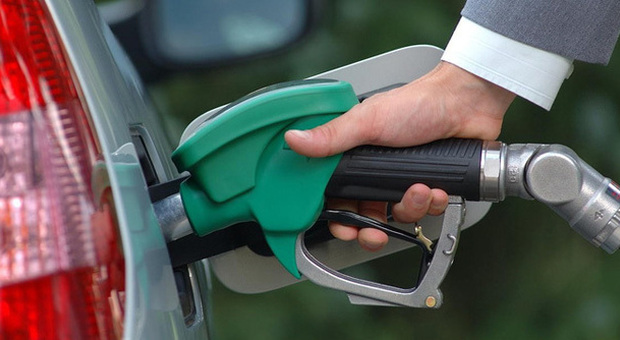 Prodotti petroliferi, prezzi in caduta libera: benzina giù di 3 cent, media al litro 1,77 euro
