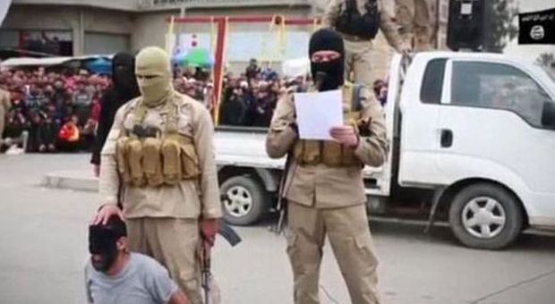 Isis, continuano le esecuzioni: decapitati e portati in pubblico i cadaveri di quattro ladri