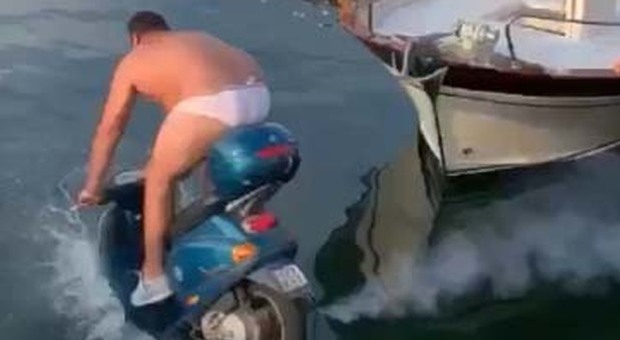 Balotelli e i 2mila euro per lo scooter in mare. La bravata rischia di costargli caro: indagine della Finanza