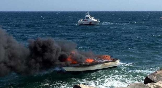 Paura al porto di Amalfi: una barca prende fuoco e un uomo si ustiona