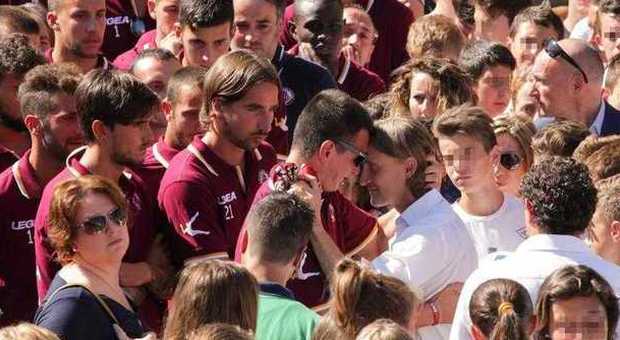 Davide Nicola confortato dai giocatori del Livorno (LaPresse)