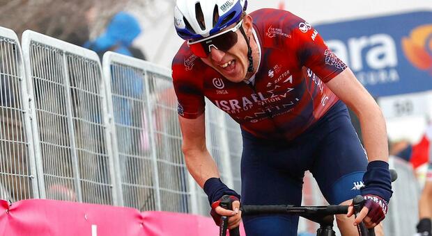 Egan Bernal crolla e Simon Yates riapre il Giro d'Italia: a Sega di Ala vince Daniel Martin
