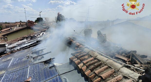 Incendio sul tetto (con i pannelli solari), evacuate due famiglie, danni ingenti alla casa