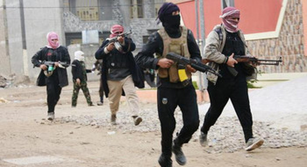 Isis, i jihadisti uccidono donna incinta in fuga con i quattro figli dai territori del Califfato: rapiti i bambini