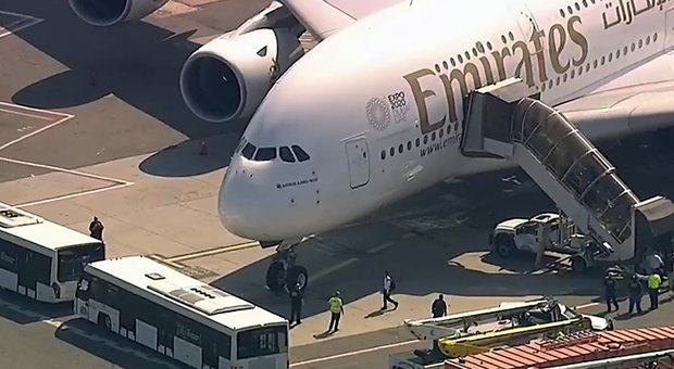 Cento malori sul volo Emirates Dubai-New York: passeggeri in quarantena, scatta l'allarme Video a bordo