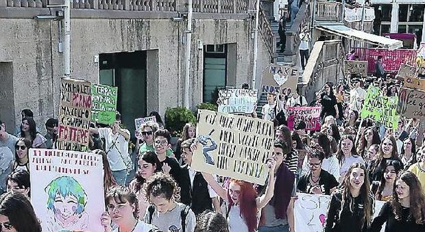 Studenti in piazza per il clima, ma i presidi li bacchettano