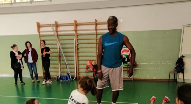 L'ex star mondiale del volley allena i piccoli a Manoppello