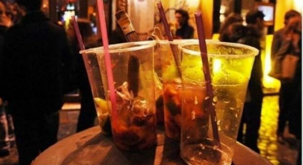 Chiaia, cocktail bar aperti nella notte, ordinanza violata: due sanzioni