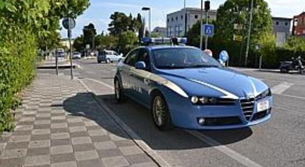 Ancona, sfreccia davanti alla polizia Inseguito e fermato, mai avuta la patente