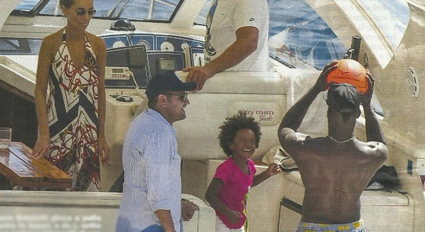 Mario Balotelli in barca con la figlia Pia