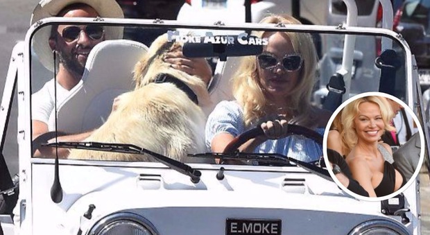Pamela Anderson ha le idee chiare al volante: il cane è più importante, l'amico è umiliato