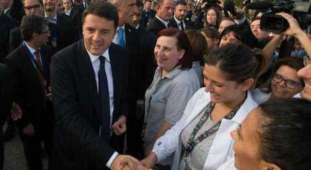 Renzi visita fabbrica in Emilia «Sulle nozze gay faremo una legge»