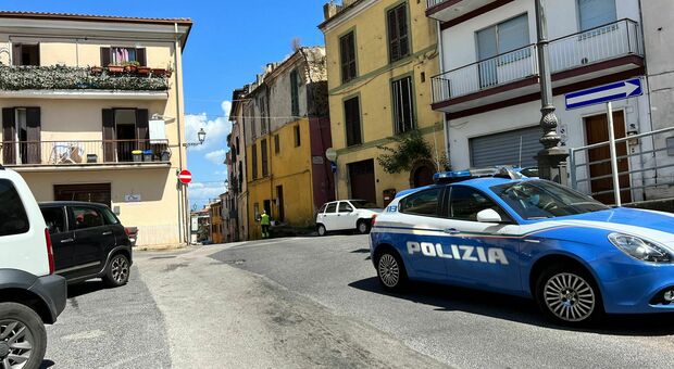 Minaccia il suicidio e picchia la madre che gli nega i soldi per la droga: paura in centro a Frosinone