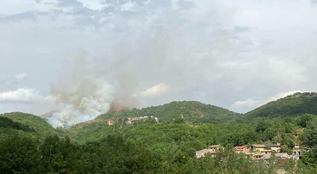 Incendio all'Aquila: in fumo 15 ettari a Casaline, denunciato un 49enne