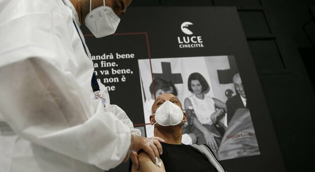 Asma, bulimia, celiachia: la lista dei disturbi degli under 50 che possono prenotare il vaccino nel Lazio