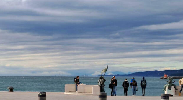 A Trieste torna la Bora, allarme per il vento forte anche sulla costa veneta. In Friuli Venezia Giulia temperature giù di 13 gradi